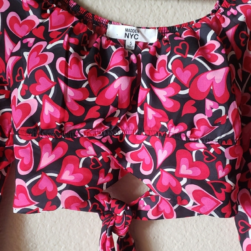 MADDEN NYC Vibrant Heart Print Blouse,SIZE S. - Picture 4 of 4